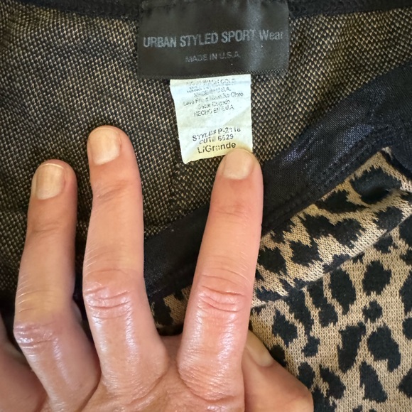 Leopard cheetah knit shorts with gold front zippers - Picture 4 of 5